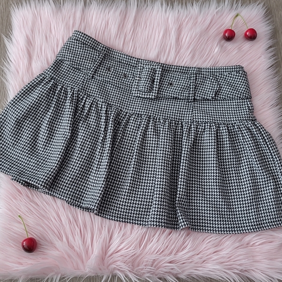 Forever 21 Dresses & Skirts - Forever 21 houndstooth mini skirt with a matching belt M